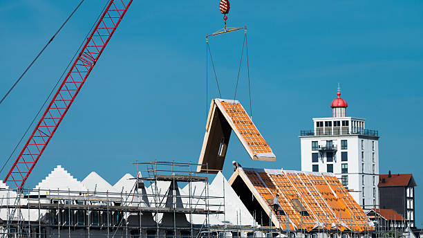 Pose de section de toiture préfabriquée